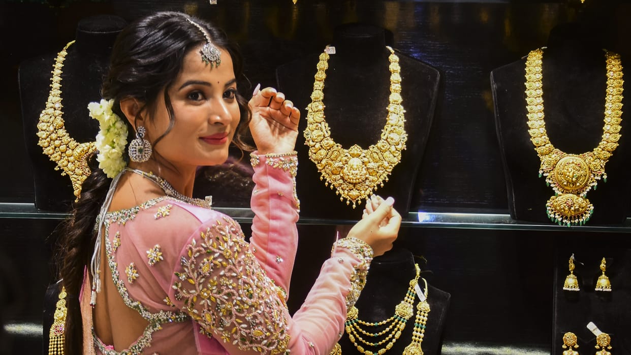 Gold surges Rs 950 to Rs 97,500 per 10 g amid firm global cues