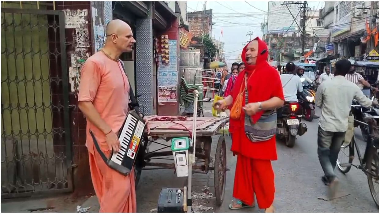 Foreign devotees cheer in Katihar, preaching the glory of Lord Krishna by adopting Sanatan Dharma