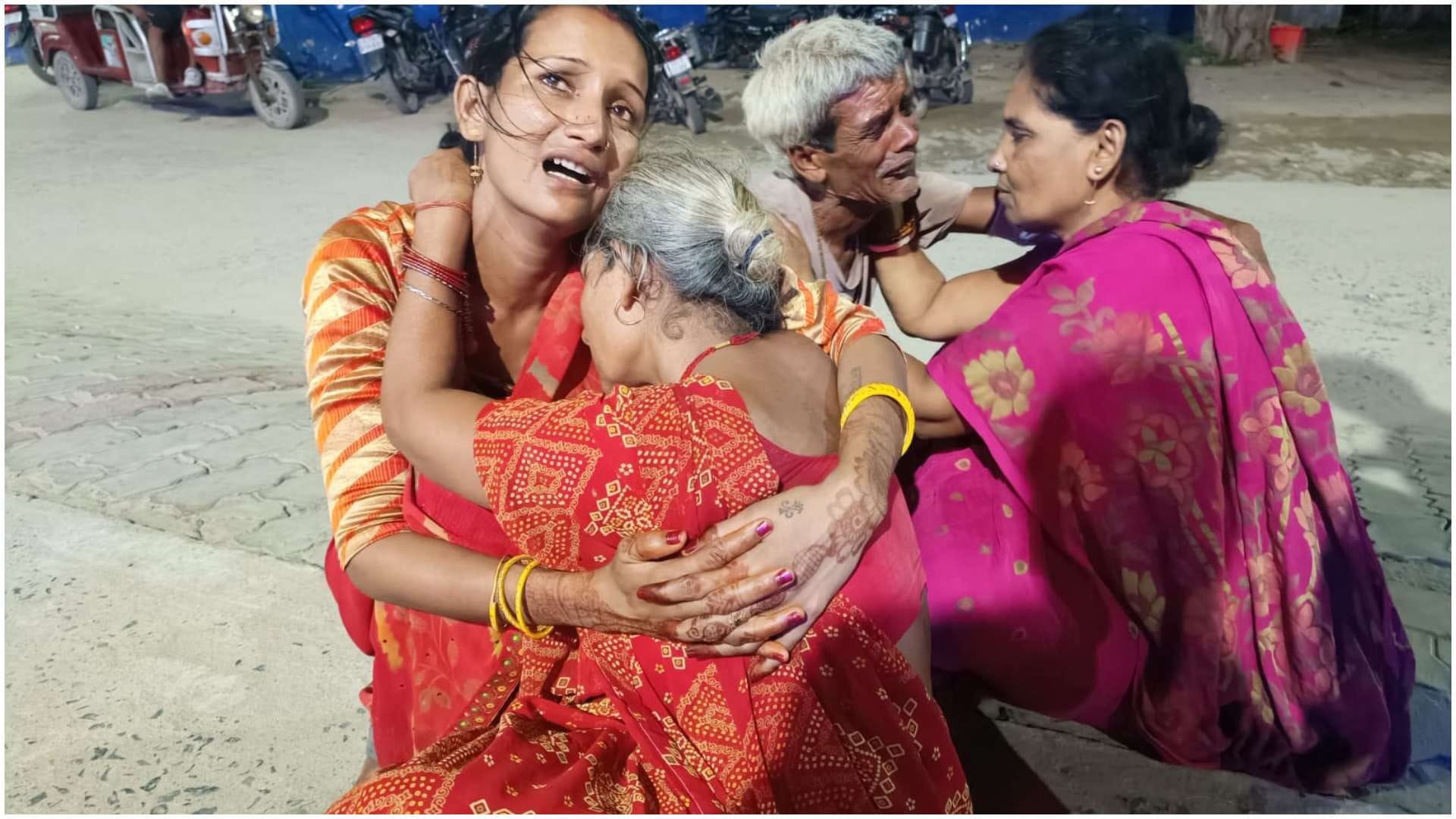 शोकाकुल परिजन