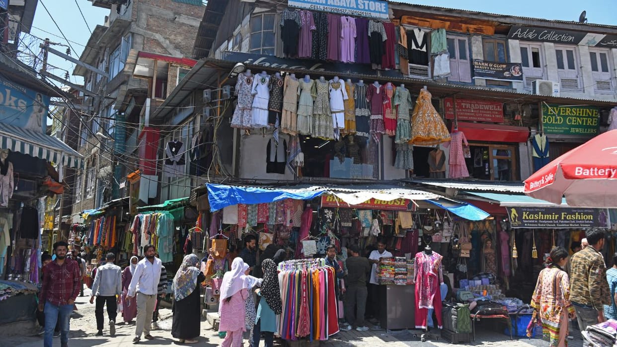 After the ceasefire, the hustle and bustle of the common people is returning, the tourist places are empty