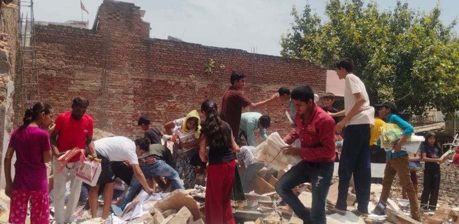 negligence of Agra police shop was broken and goods were looted theft report was filed