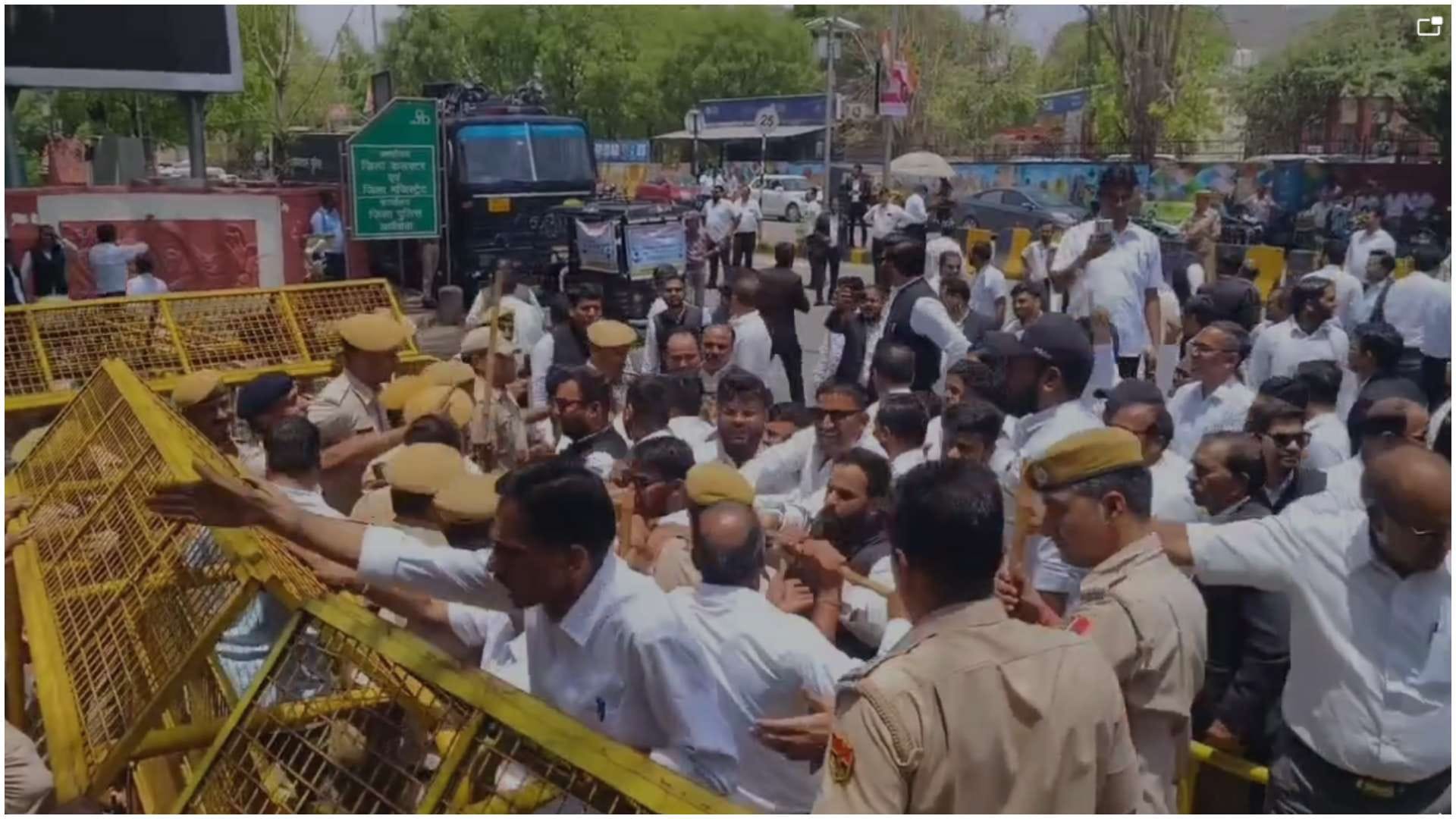 विरोध प्रदर्शन करते वकील