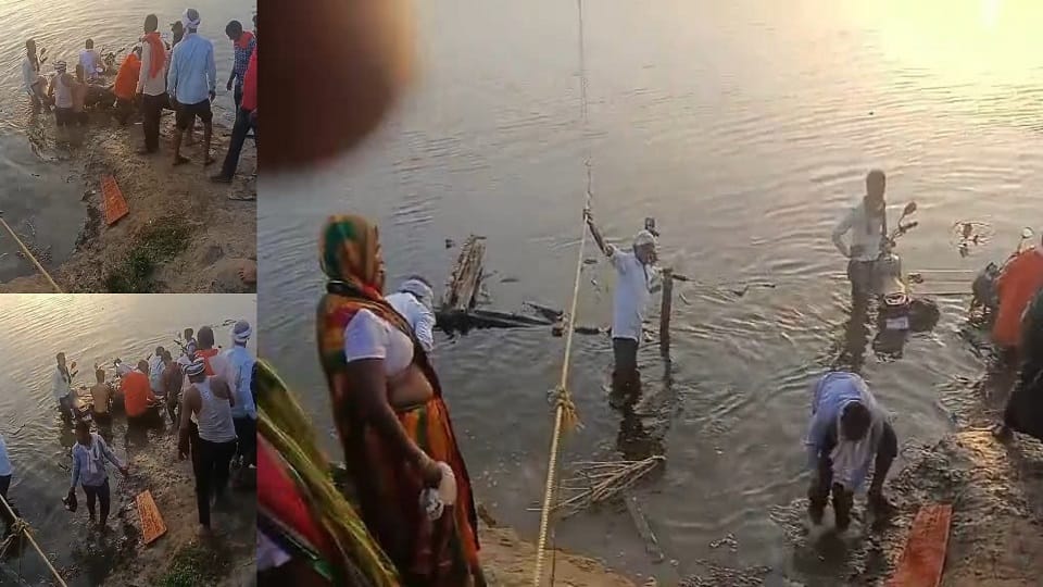boat broke down middle of Yamuna river people saved their lives by jumping