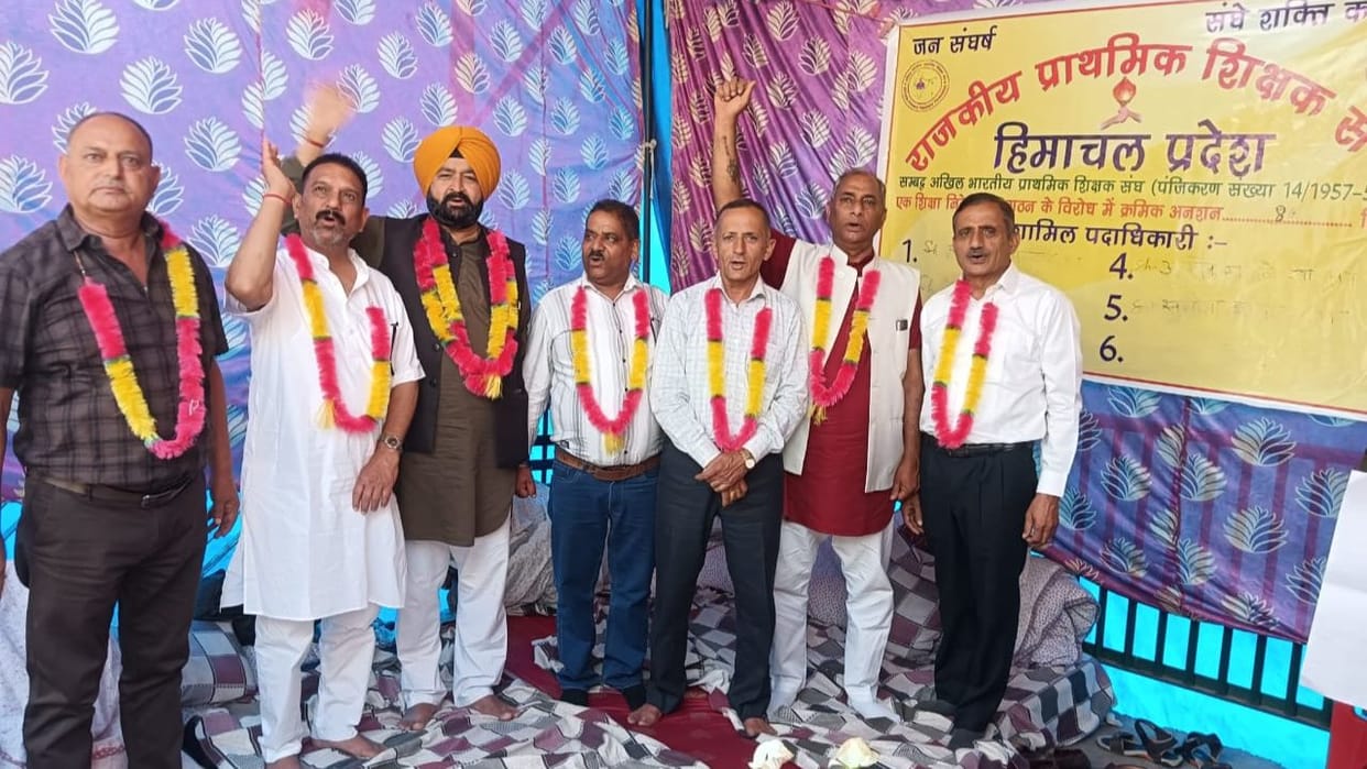 Himachal News Primary teachers continuous hunger strike entered the 19th day retired officials sat on strike