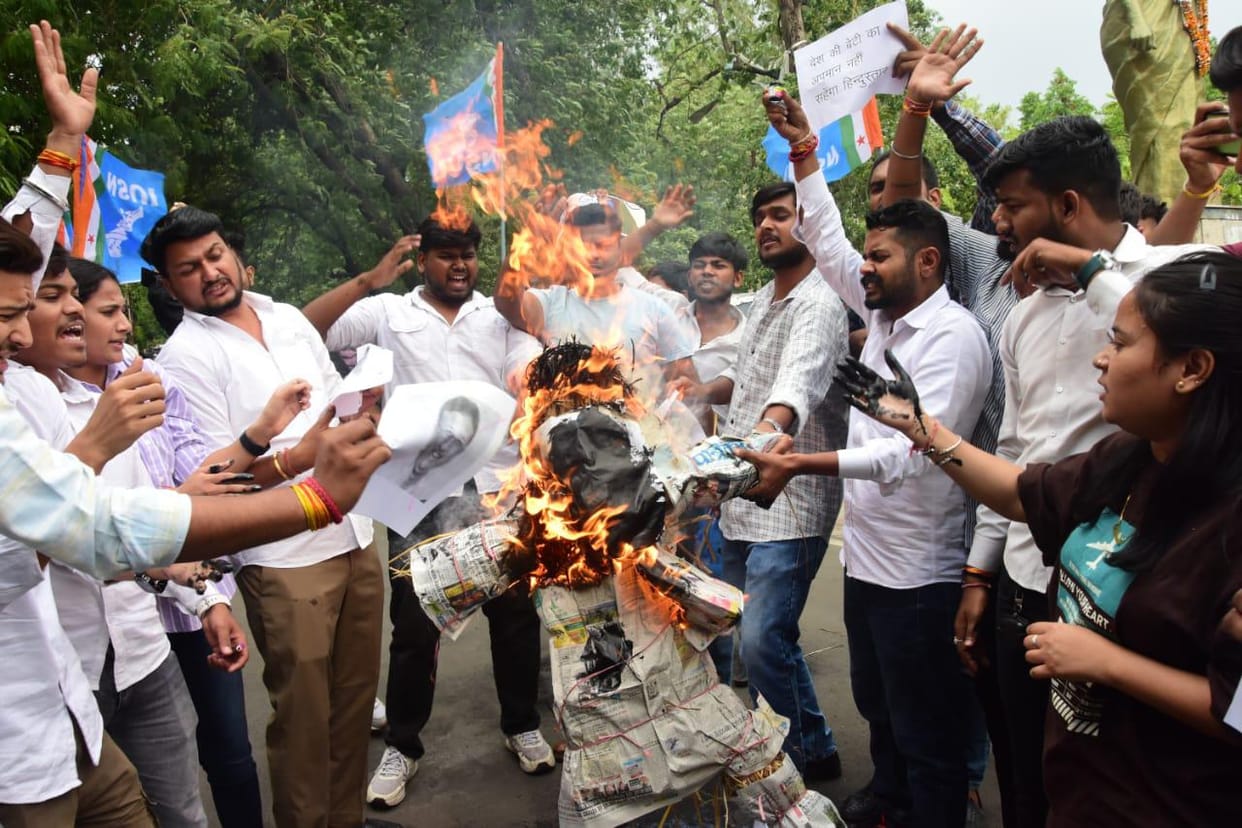 Bhopal: NSUI poured milk on the portrait of Colonel Sofia, burnt the effigy of minister Vijay Shah, smeared it