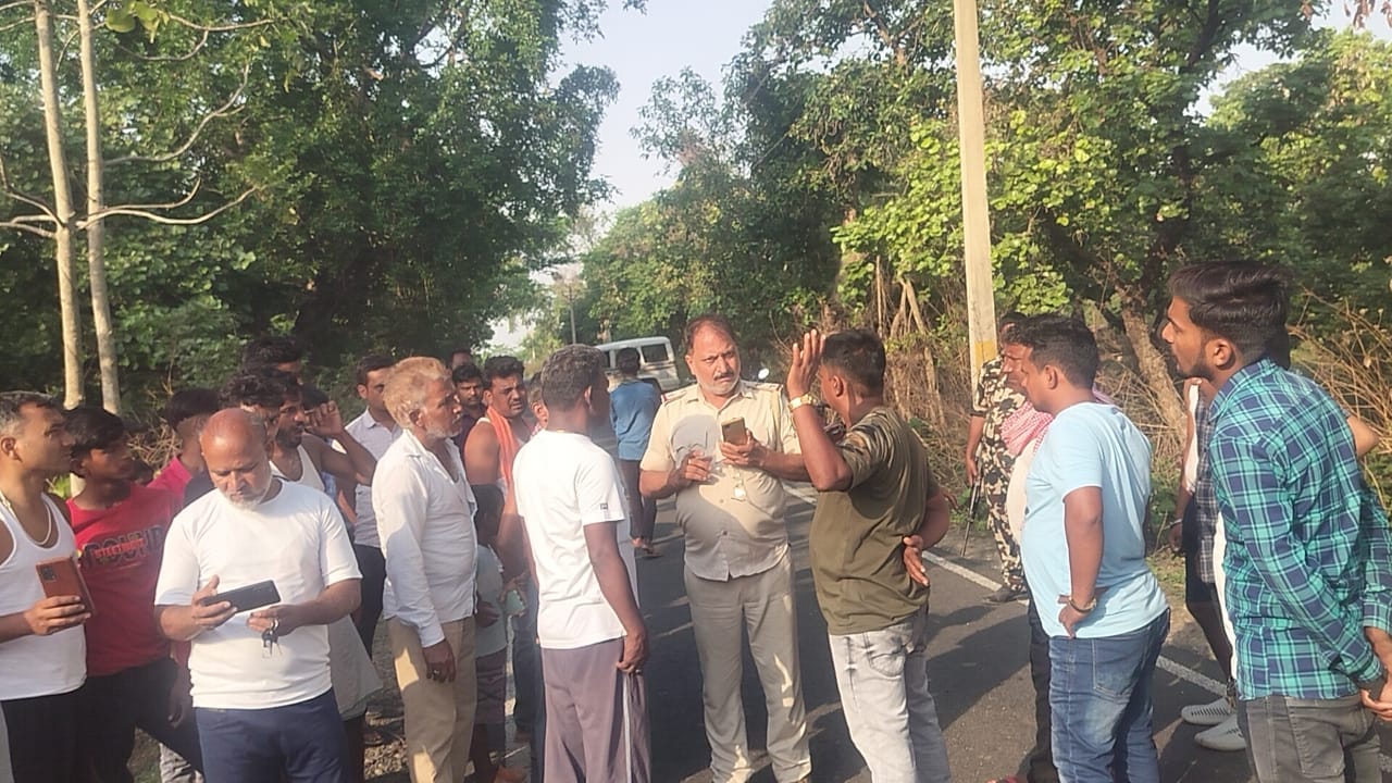 घटना के बाद लगी भीड़।