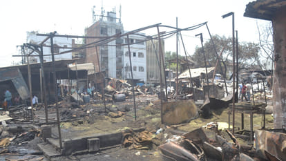 Kanpur: The fire continued to rage on the second day, skeleton found under the rubble