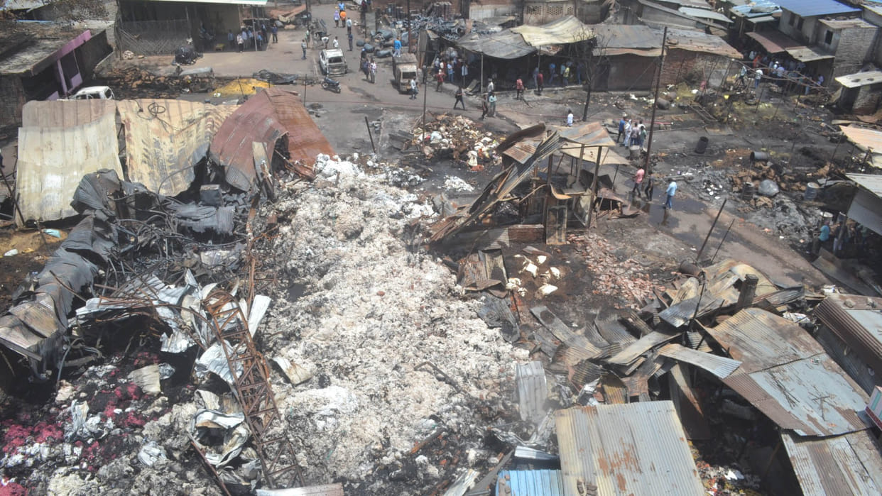 Kanpur: The fire continued to rage on the second day, skeleton found under the rubble