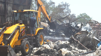 Kanpur: The fire continued to rage on the second day, skeleton found under the rubble