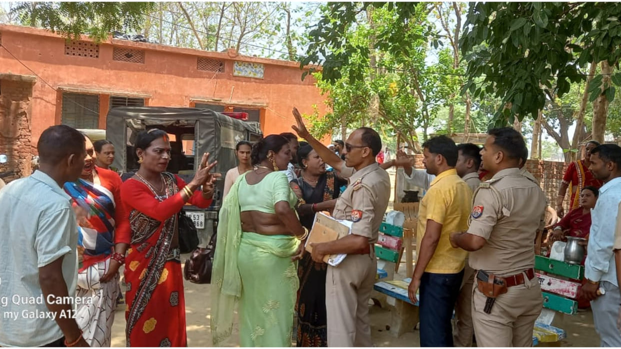 In Gorakhpur, eunuchs who went to receive congratulations were beaten up by miscreants