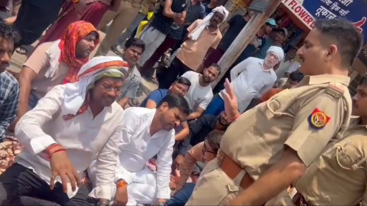 Councillors sat on dharna in Jaffra market of Gorakhpur,uproar over calling ration dealer a Pakistan supporter