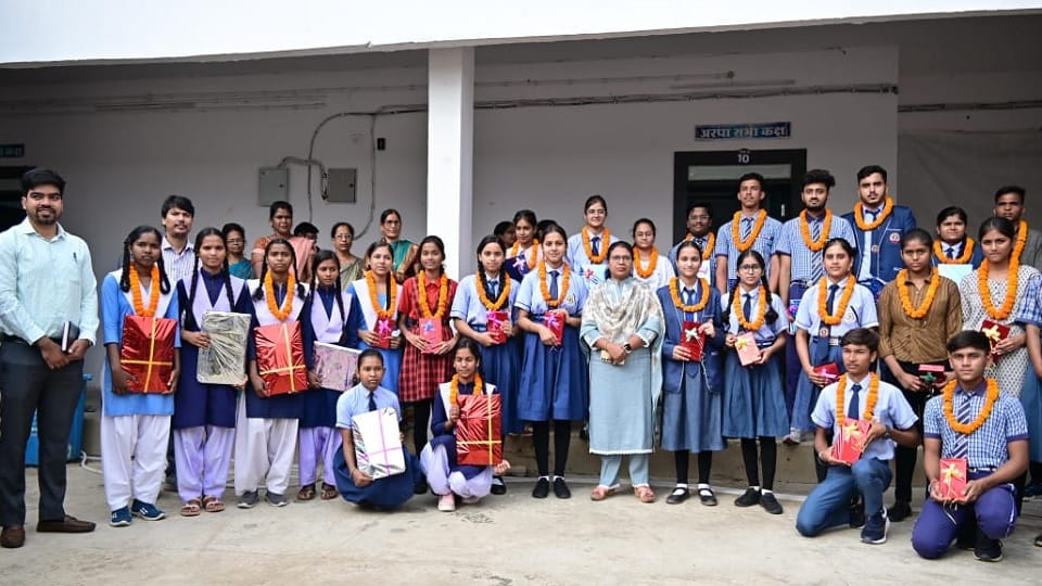 DM honored the top students of the district in Chhattisgarh Board Examination