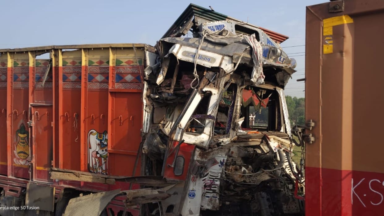 Varanasi-Ghazipur highway accident driver injured in collision between two trucks