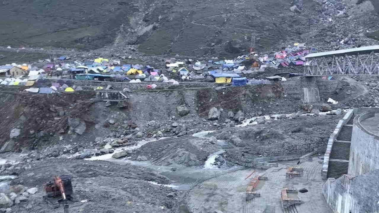 Kedarnath Dham Cold increased due to rain enthusiasm of travellers at peak Watch Photos chardham yatra 2025