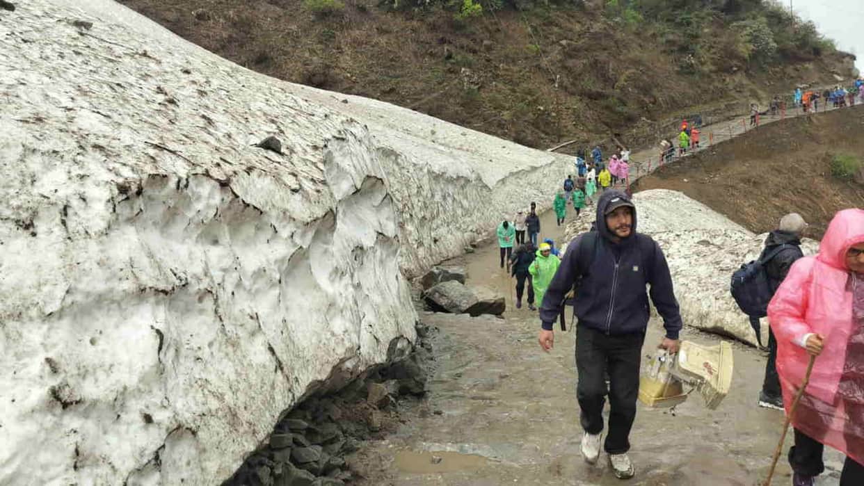 Chardham Yatra 2025 India-Pak Tension Pilgrim Rush Decrease 2.80 Lakh Devotees Uttarakhand News in Hindi