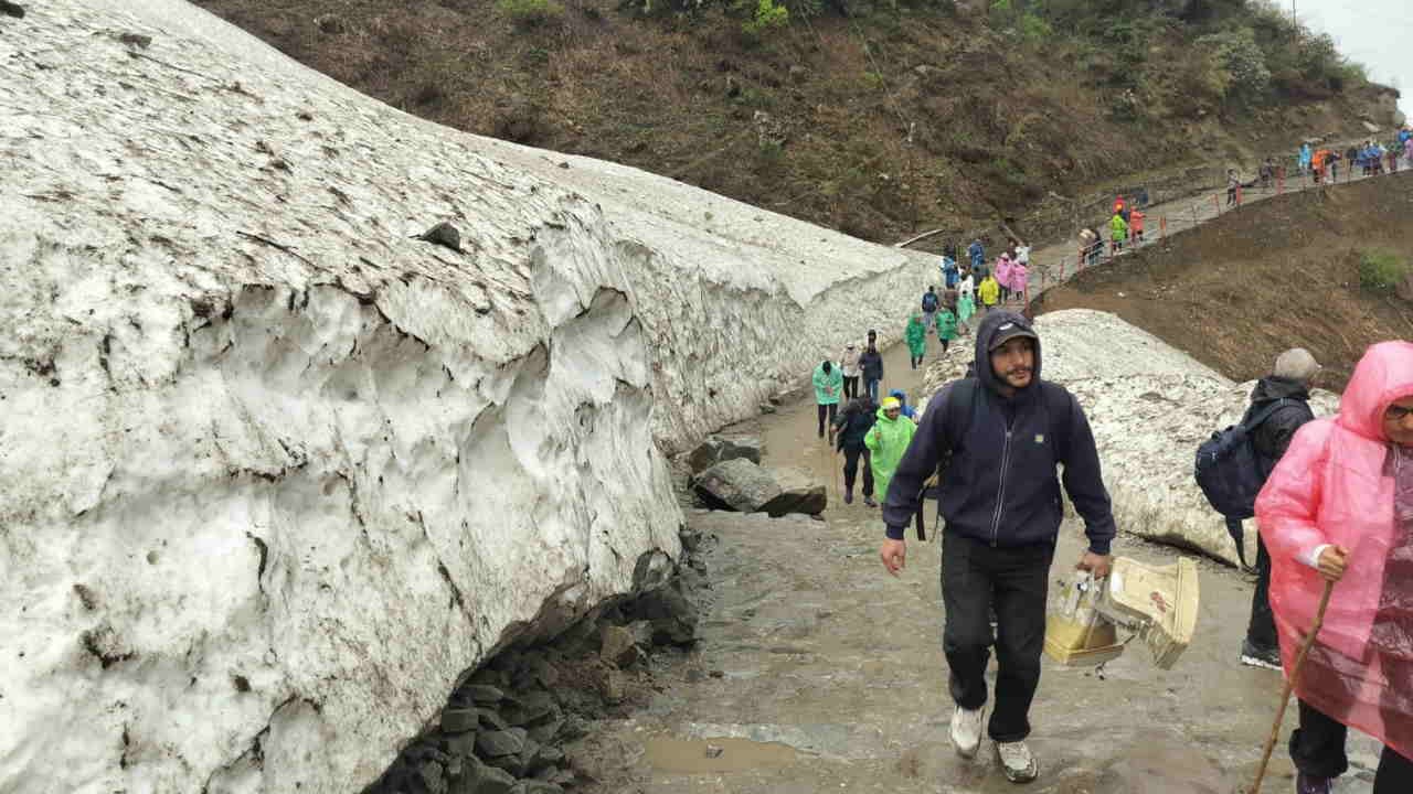 Kedarnath Dham Cold increased due to rain enthusiasm of travellers at peak Watch Photos chardham yatra 2025