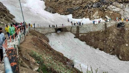 Kedarnath Yatra Stones fell from hill on Kedarnath walking path traveler from Maharashtra died