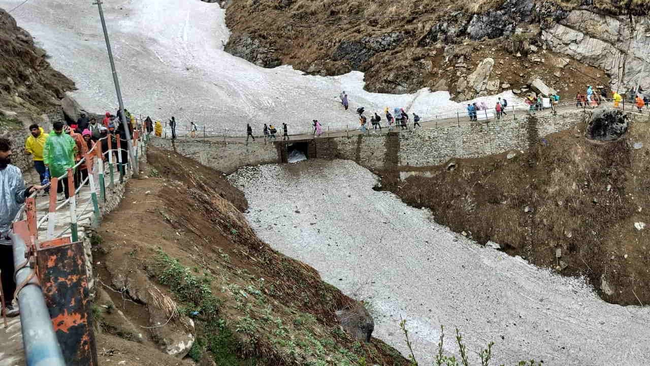 Kedarnath Dham Cold increased due to rain enthusiasm of travellers at peak Watch Photos chardham yatra 2025