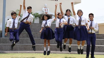 CBSE Board Result 2025 top-10 of region in 12th four brilliant students from Kashi 78.17% students passed