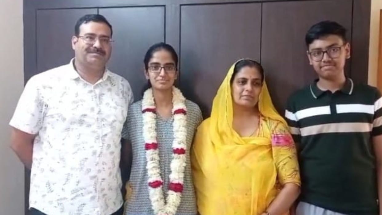 CBSE Result 2025 Debanshi Shekhawat Topper From Rajasthan Class 12th Topper Success Story in Hindi