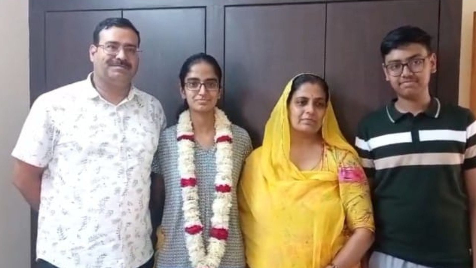 परिवार संग देबांशी