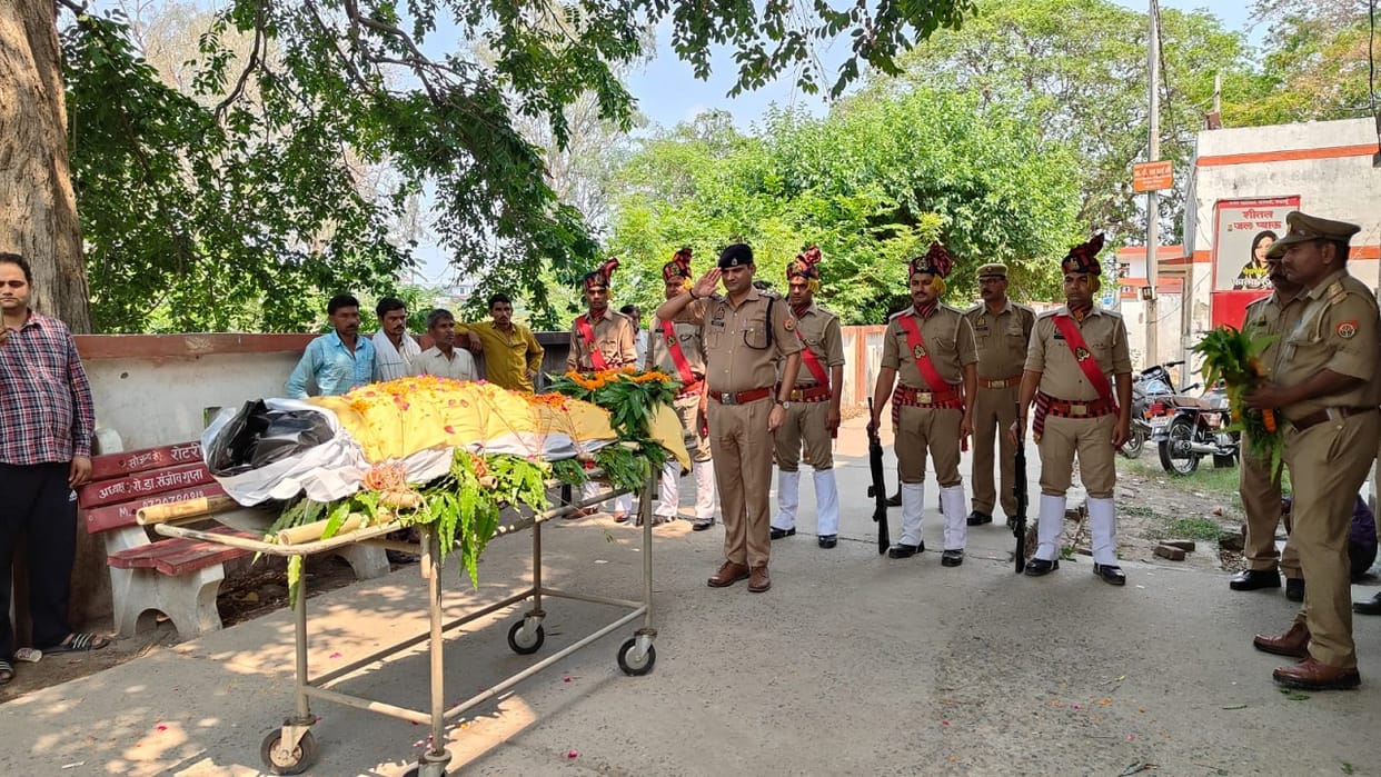 Guard of honour placed the body of constable on stretcher two policemen suspended in Budaun
