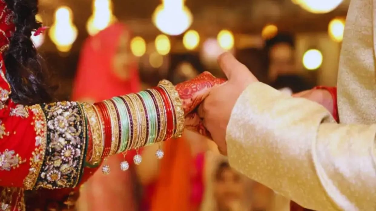 groom's secret was revealed before the baraat left bride's dream shattered so seven vows with girlfriend