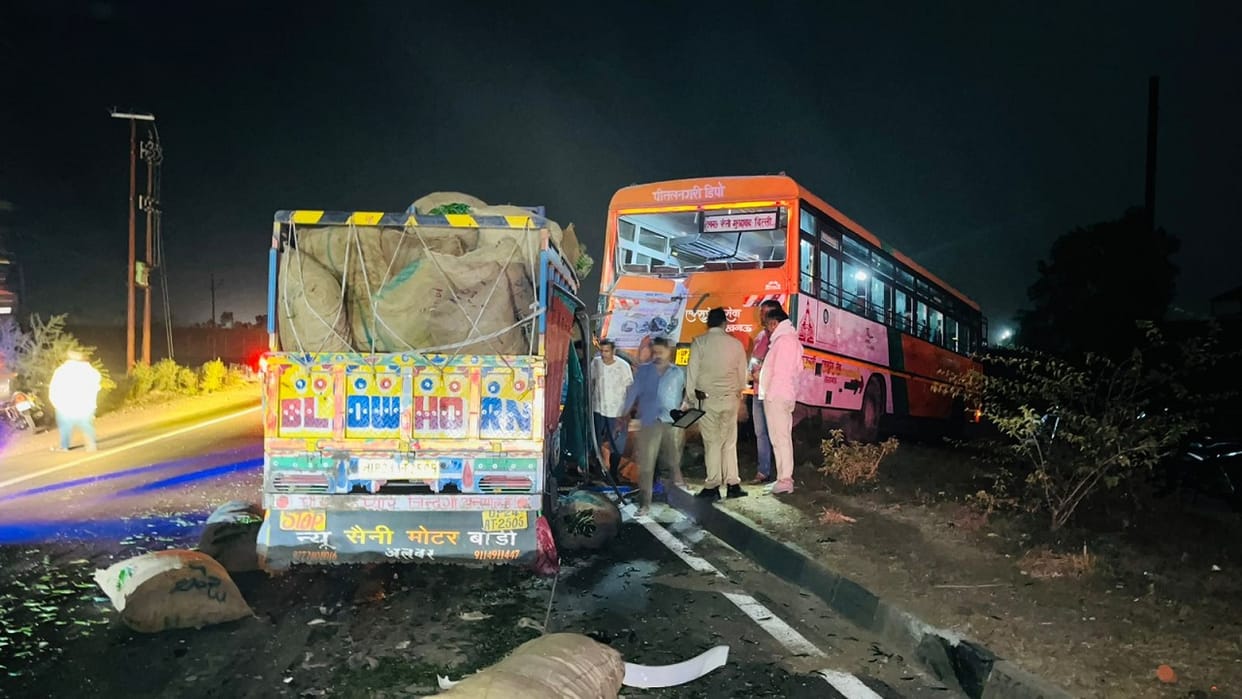 driver died as pickup vehicle collided with roadways bus on the highway in Shahjahanpur