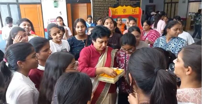 CBSE Result 2025: Daughters beat sons in agra 83.76 percent passed in class 12th