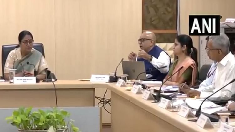 Cm Rekha Gupta Held A Review Meeting On Public Grievances With Officials At Delhi Secretariat – Amar Ujala Hindi News Live