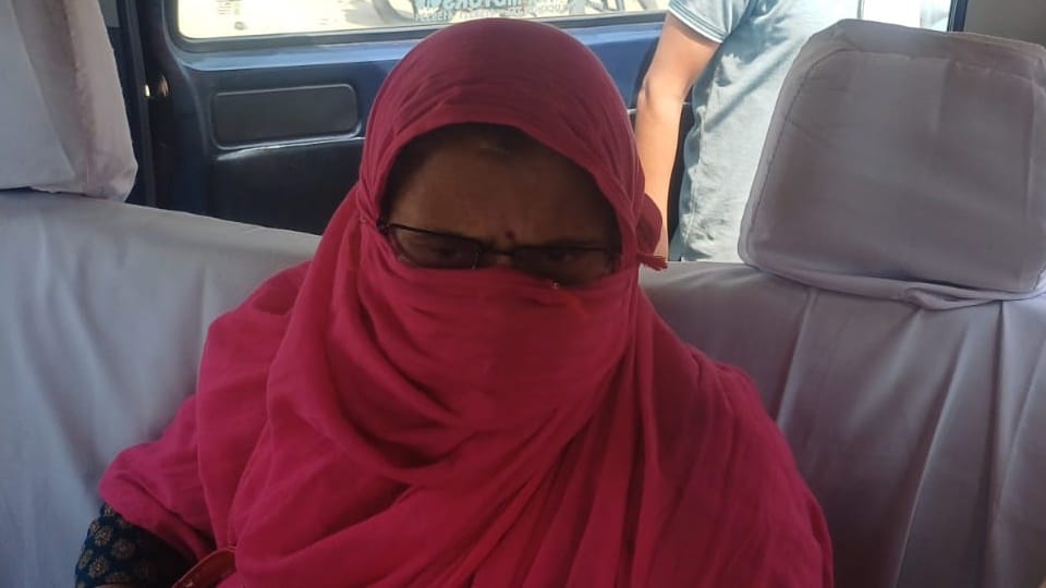 Sambhal: Chief Servant in charge of CDPO office arrested while taking bribe, Rs. 7000 recovered