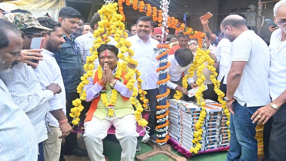 सांसद महेश कश्यप