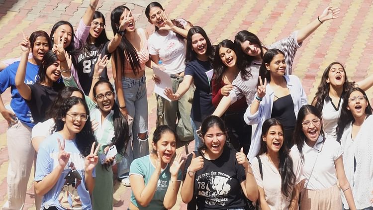 CBSE Result 2025: राजधानी के अधिकांश स्कूलों का रहा 100 फीसदी परिणाम, टॉपर्स को बधाई देने का लगा रहा तांता