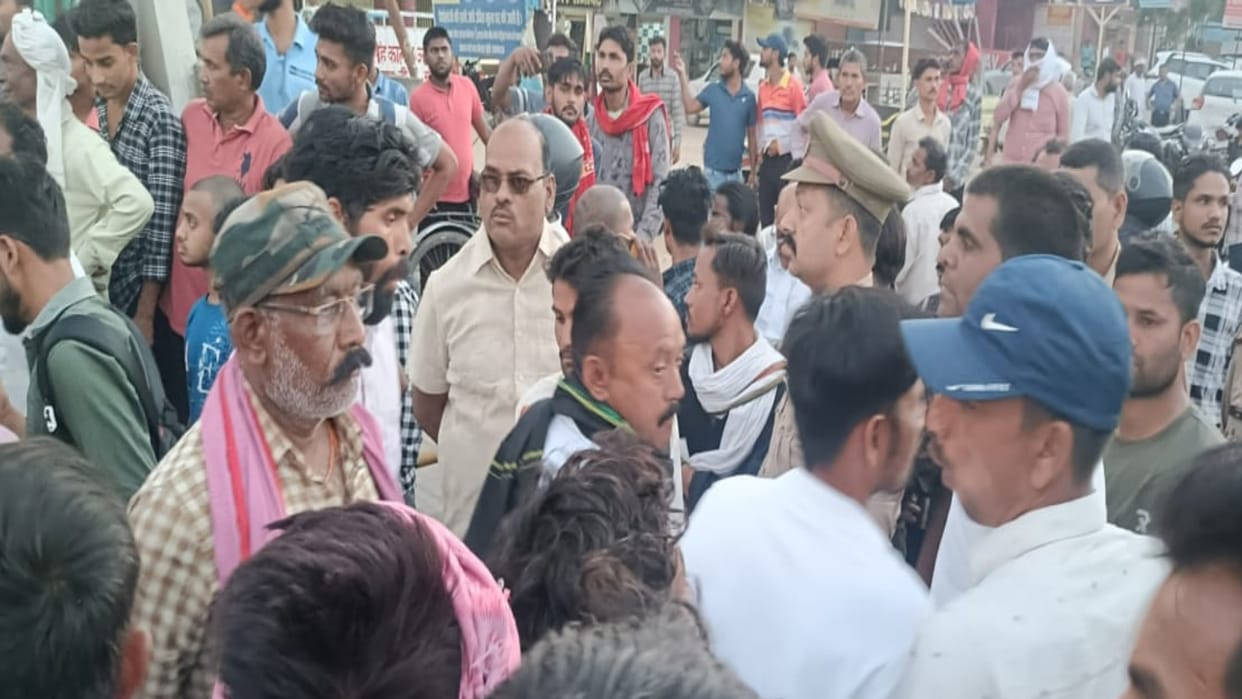 Contract worker died due to electric shock, angry villagers blocked the road at Andawa intersection