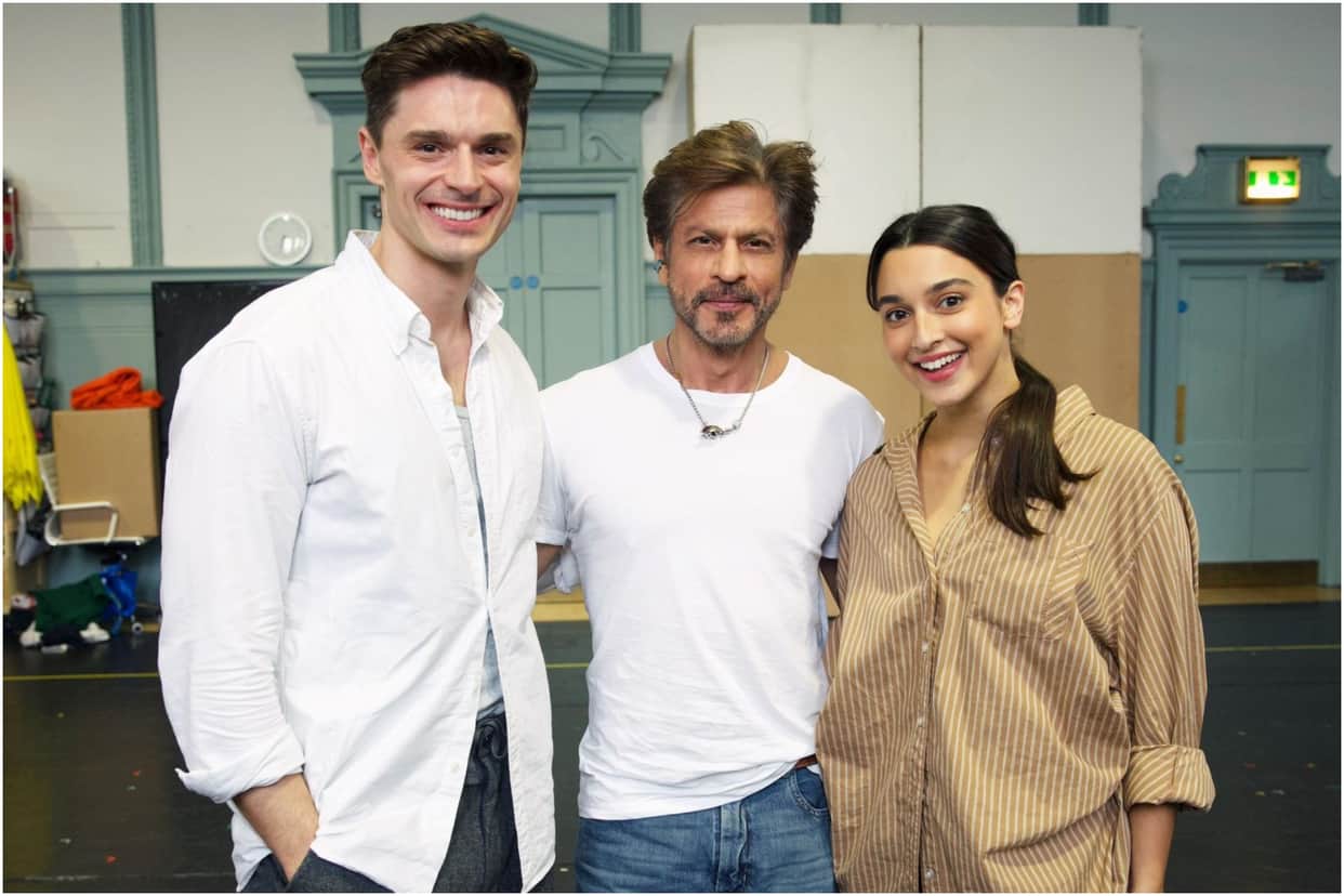 Shah Rukh Khan Reached London For The Event Of Musical Drama Come Fall In Love Based On DDLJ