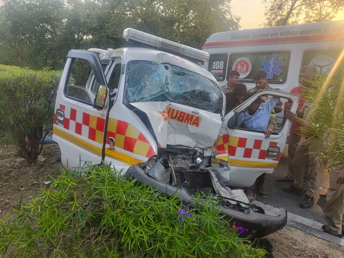 Sitapur: Uncontrolled ambulance rams into tractor trolley from behind, woman killed and four injured.