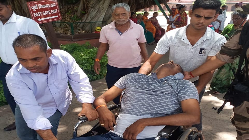 Tourist dies at Taj Mahal