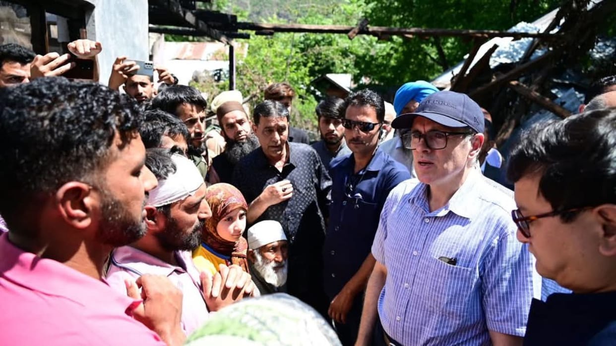 Omar Abdullah reached Uri, met people affected by Pakistani shelling