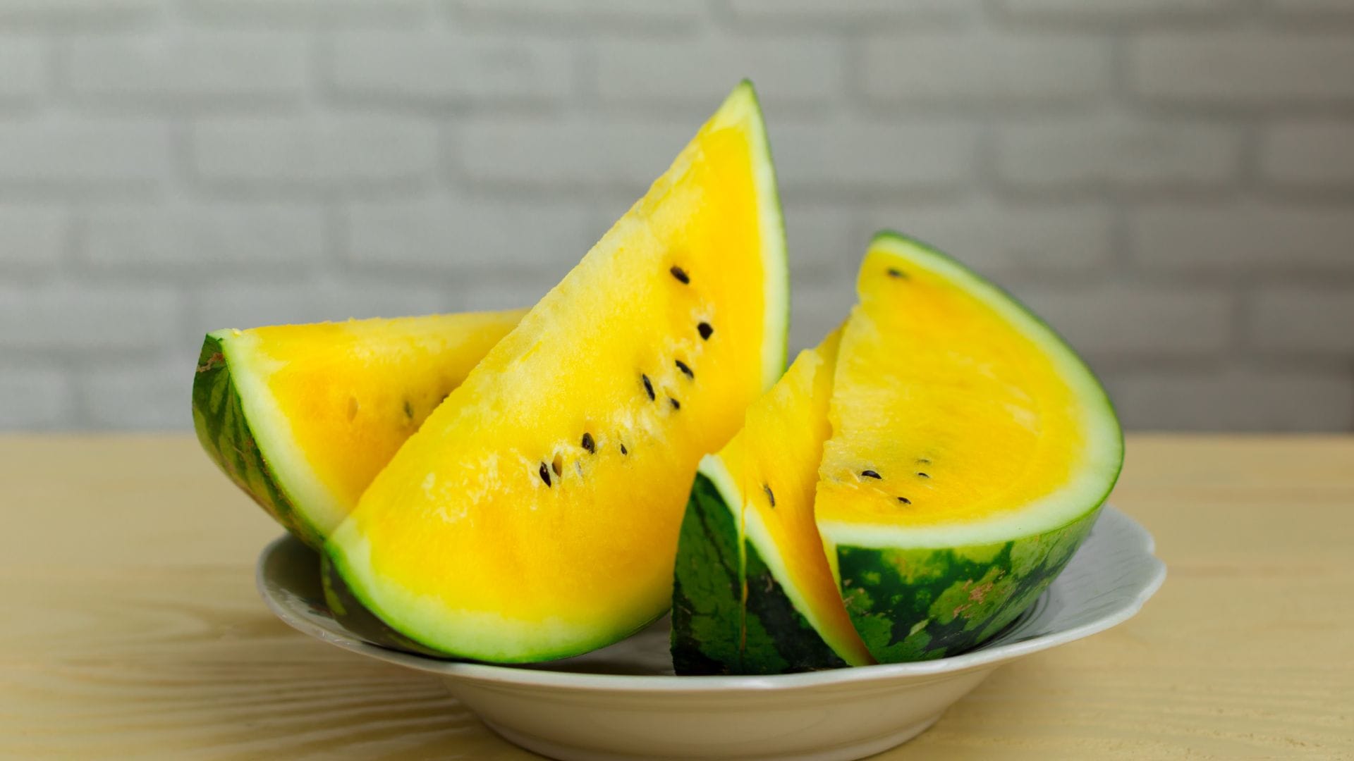 Which is more healthy red or yellow watermelon know in hindi pila tarbuj disprj