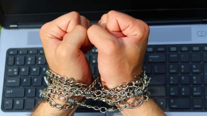 In Gorakhpur, 14 lakh fraud from retired teacher by claiming Pakistani connection, case