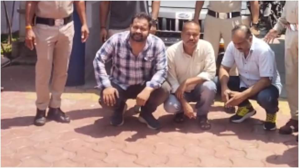 पुलिस गिरफ्त में आरोपी।