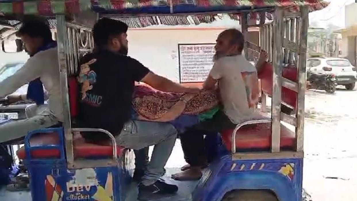 Ambulance not available in district hospital relatives took woman's body on e-rickshaw in Budaun