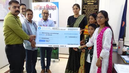 SP handed over a cheque of Rs 1 crore to the family of martyr Naresh Dhruv