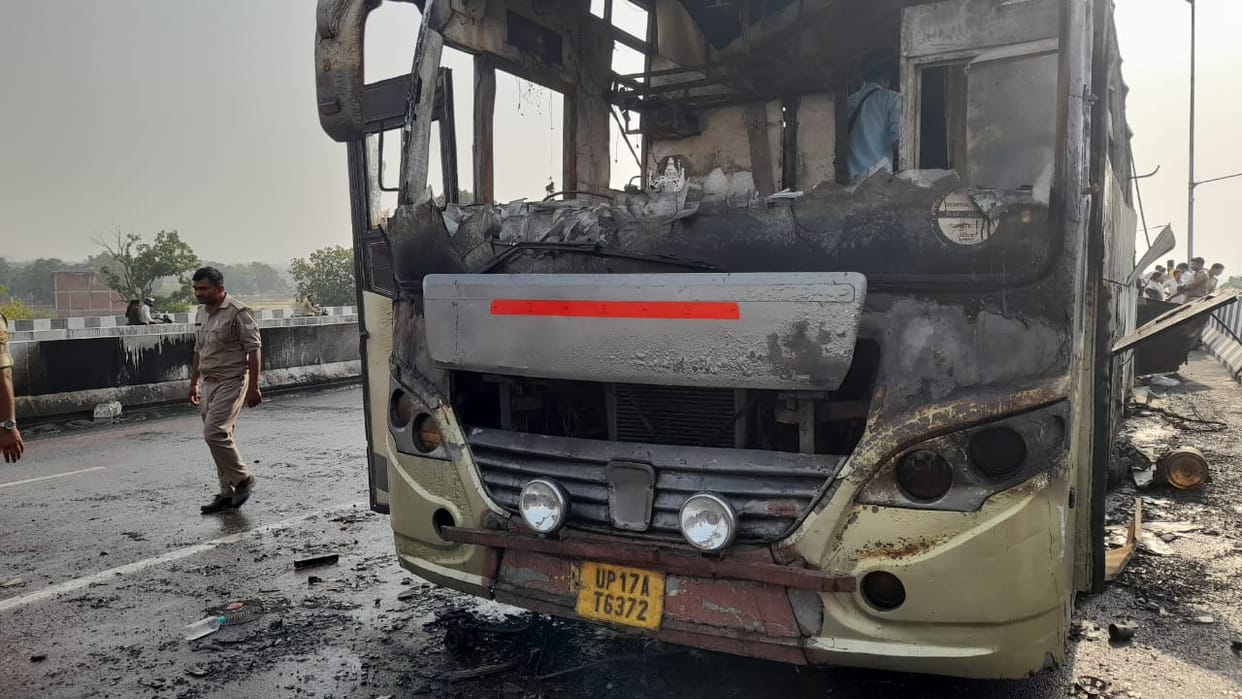 Lucknow: RI suspended in the case of five people dying in a bus fire, bus driver and conductor identified; mob