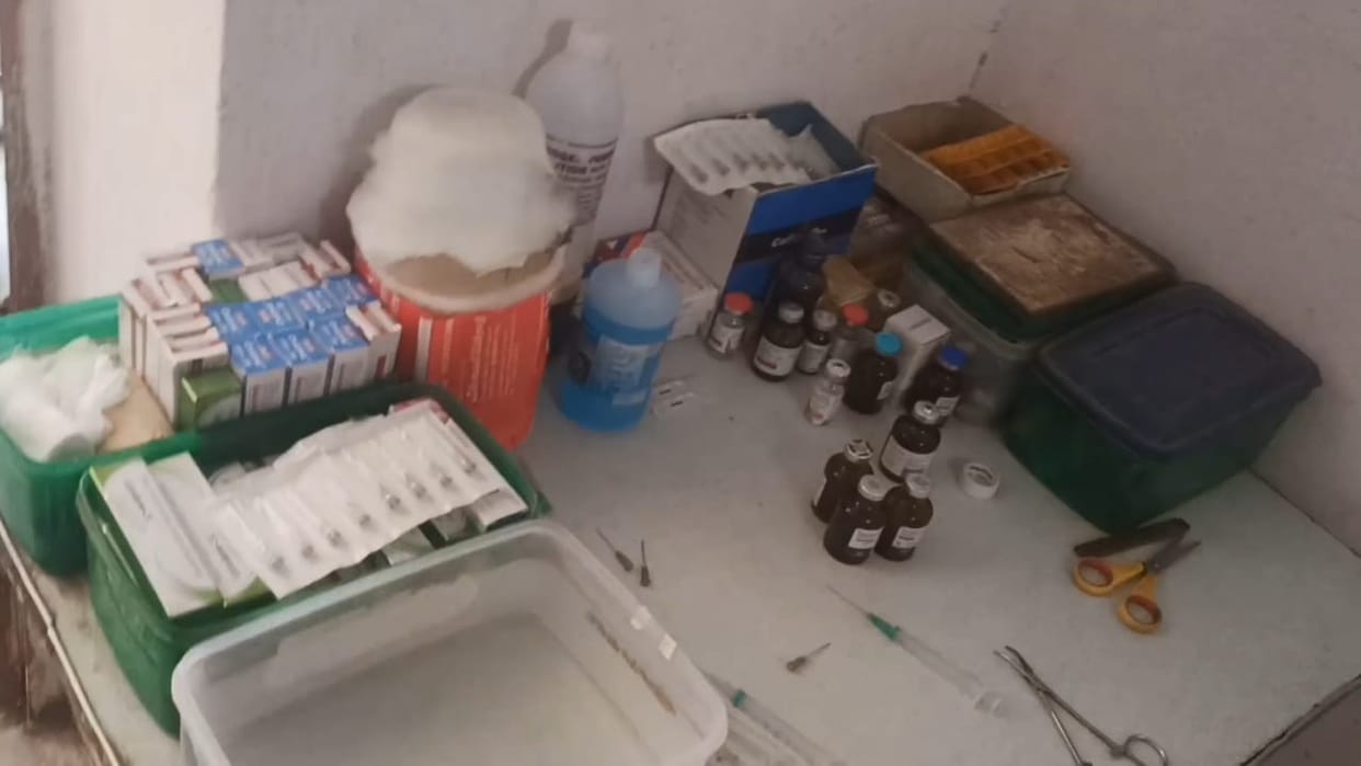 A quack Bengali doctor was caught in Deldar, handed over to the police for further action,