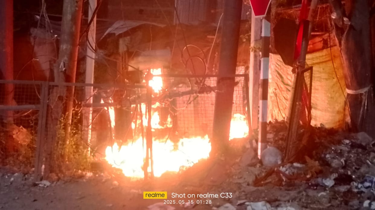 Hamirpur Shops caught fire due to spark from transformer cylinder explosion worsened the fire