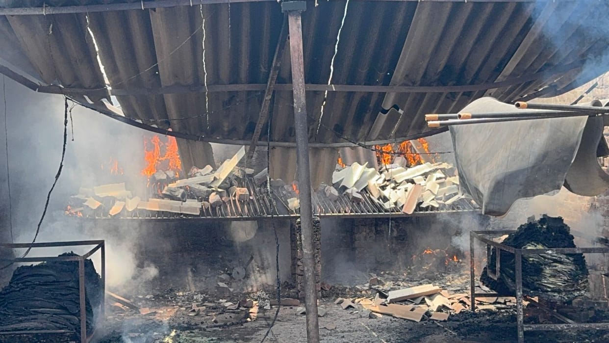 Kanpur Fire Huge fire broke out in a tannery in Wajidpur fire brigade team brought it under control