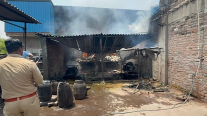 Kanpur Fire Huge fire broke out in a tannery in Wajidpur fire brigade team brought it under control