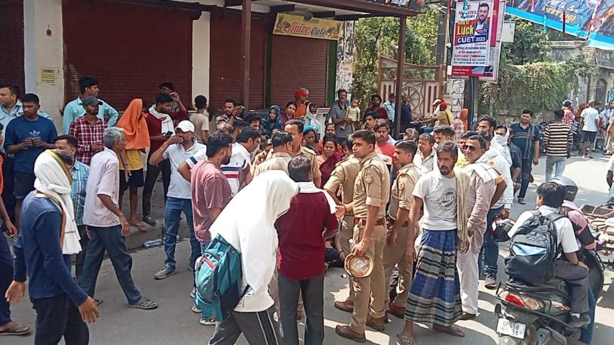 Scuffle between nagar nigam varanasi team and councilor expressed displeasure over encroachment