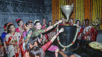 Miss World 2025 contestants immerse in Telangana rich culture heritage visited Ramappa Temple